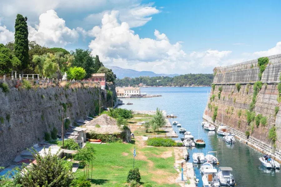 old-fortress-in-corfu-town-2023-02-11-07-34-17-utc.webp